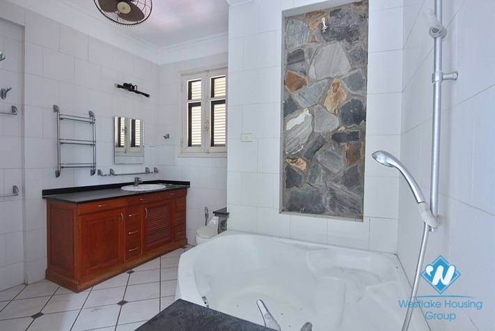 Lake view house for rent in Quang An street, Tay Ho district
